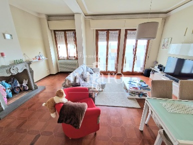 Foto Villa unifamiliare a Signa Centro di 370 m² con 10 locali in vendita