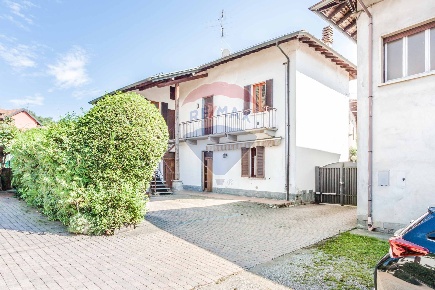 Foto Appartamento a Taino Centro di 85 m² con 3 locali in vendita