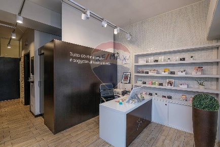 Foto Attività commerciale in VIA GALILEO GALILEI, Bonate Sotto di 80 m²