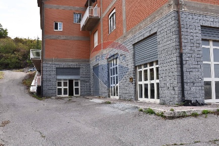 Foto Magazzino in via xxv aprile, Petralia Sottana di 280 m² in vendita