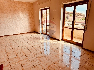 Foto Appartamento in Via IV Novembre, Aci Catena Centro di 140 m²
