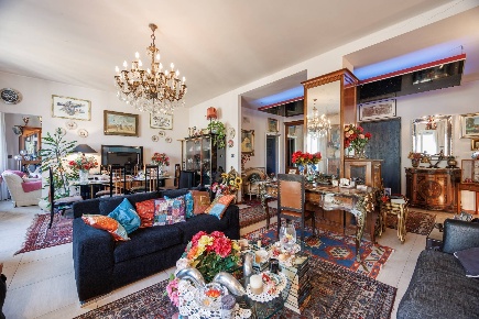 Foto Appartamento in Via Alessandro Volta, Torino Via Roma di 189 m²