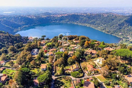 Foto Villa singola in via di calvarione, Nemi di 263 m² con 10 locali