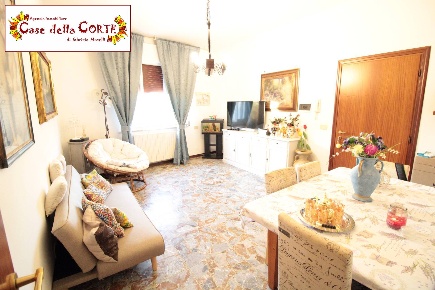 Foto Appartamento in Via Ugo Bassi, Cento Cento Paese di 90 m² con 4 locali
