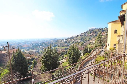 Foto Casa indipendente in via Borgo Canale, Bergamo Città Alta di 370 m²
