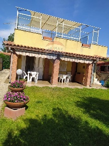 Foto Villa unifamiliare in Via Calabria, Ardea di 70 m² con 7 locali