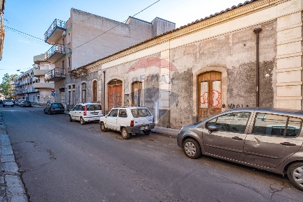 Foto Casa indipendente in viale libertà, Paternò di 280 m² con 10 locali