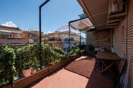 Foto Appartamento in Via Giovanni De Calvi, Roma di 139 m² con 3 locali