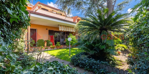 Foto Villa bifamiliare in Romana Vecchia, Ciampino di 200 m² con 4 locali