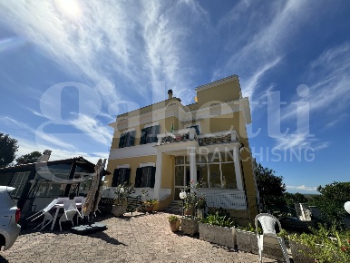 Foto Villa bifamiliare in Via Colle Picchione 1, Castel Gandolfo Centro