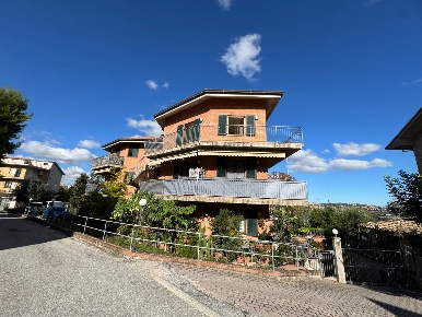 Foto Appartamento a Fermo di 105 m² con 6 locali in vendita