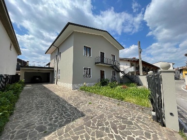 Foto Appartamento in Via pascoli 1, Castrezzato Centro di 180 m² in vendita