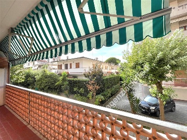 Foto Appartamento a Massa Marina di Massa Centro di 90 m² con 5 locali