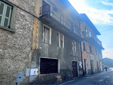 Foto Villa a schiera in Via Lorenzetti 39, Artogne Centro di 340 m²