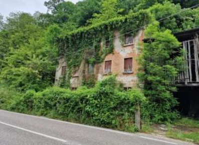 Foto Appartamento in Via Righellati, Torrebelvicino di 444 m² con 15 locali