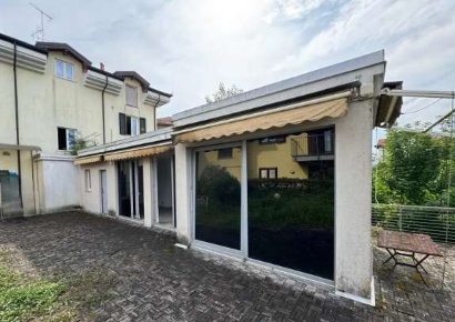 Foto Appartamento in Via IV Novembre 1, Faloppio Camnago Boscone di 82 m²
