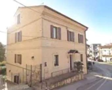 Foto Appartamento in Via Armando Diaz, Fermo Centro di 142 m² con 6 locali