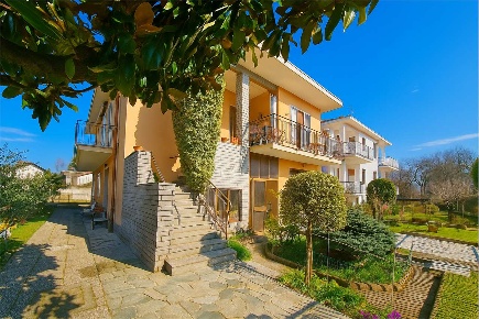 Foto Villa unifamiliare in Via Don Minzoni, Albizzate di 244 m² in vendita