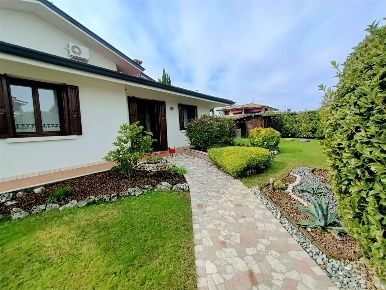 Foto Villa bifamiliare a Azzano Decimo di 210 m² con 7 locali in vendita