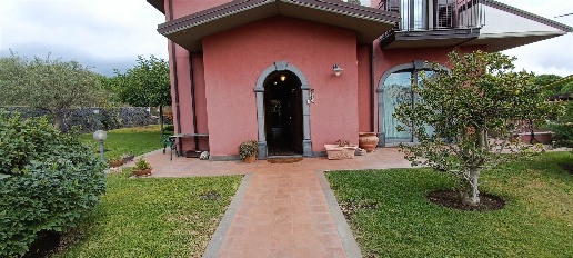 Foto Villa unifamiliare in Via Vittorio Alfieri 10, Nicolosi di 230 m²