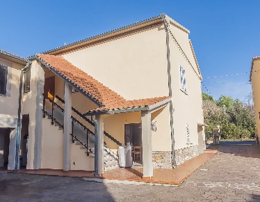 Foto Rustico a Campiglia Marittima di 240 m² con 9 locali in vendita