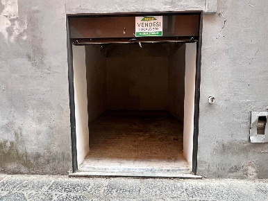 Foto Negozio a Salerno Centro Storico - Teatro Verdi di 30 m² in vendita