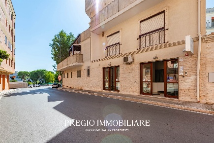 Foto Negozio in Via Benedetto Croce, Noci Centro di 99 m² con 2 locali