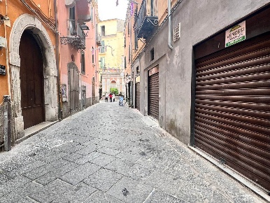 Foto Negozio a Salerno Centro Storico - Teatro Verdi di 43 m² in vendita