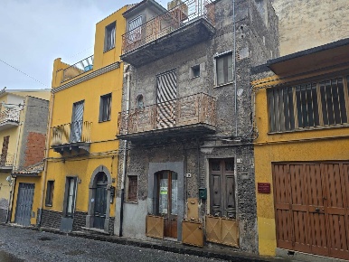 Foto Casa indipendente a Bronte di 90 m² con 3 locali in vendita