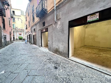 Foto Garage a Salerno Centro Storico - Teatro Verdi di 30 m² in vendita