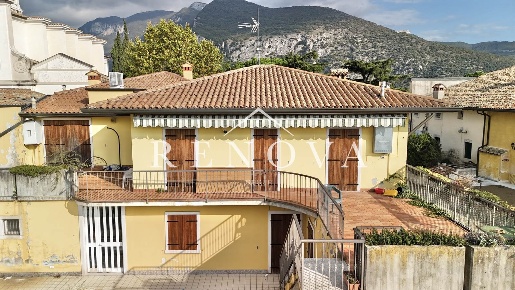 Foto Appartamento a Rivoli Veronese Centro di 94 m² con 3 locali in vendita