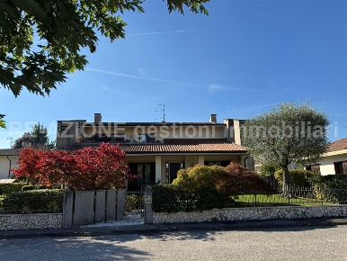 Foto Casa indipendente in Via Leopardi, Creazzo Centro di 360 m² in vendita