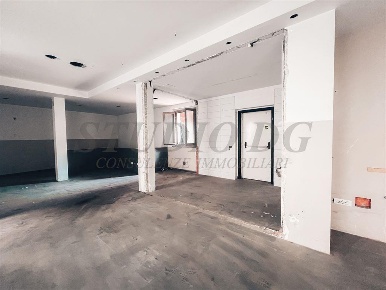 Foto Negozio in Via Santa Maria, Cesano Maderno di 158 m² con 2 locali