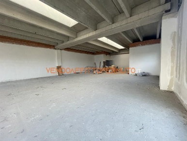 Foto Laboratorio in VIA SILONE, Urgnano Centro di 255 m² con 1 locali