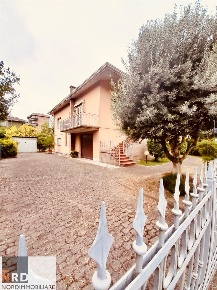 Foto Villa unifamiliare a San Giorgio Bigarello di 240 m² con 4 locali