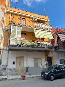 Foto Appartamento a Adrano di 8 m² con 4 locali in vendita