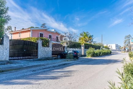 Foto Villa singola in via Capirro 1, Trani di 350 m² con 7 locali