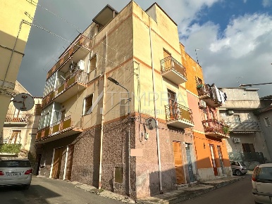 Foto Appartamento in VIA TOMMASEO  35, Adrano di 100 m² con 6 locali
