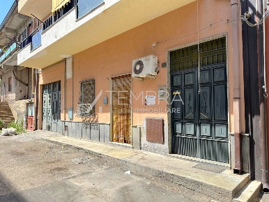 Foto Appartamento in VIA DELL'AMICIZIA, Adrano di 125 m² con 6 locali