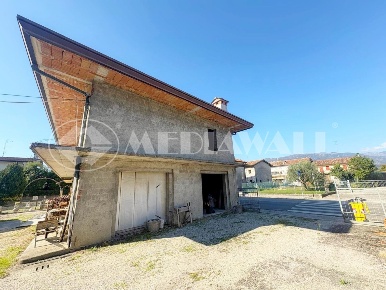 Foto Villa bifamiliare a Cordignano Centro di 200 m² con 8 locali
