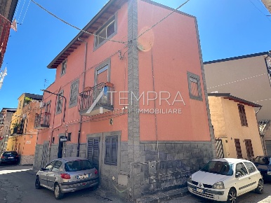 Foto Villa singola a Adrano di 200 m² con 9 locali in vendita