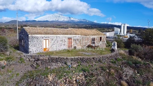 Foto Casale a Adrano di 170 m² con 4 locali in vendita