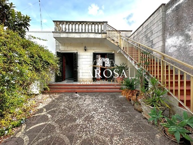 Foto Villa unifamiliare a Melendugno Centro di 229 m² con 10 locali