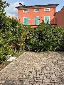 Foto Case semi ndipendenti a Castelnuovo Magra Centro di 200 m² in vendita