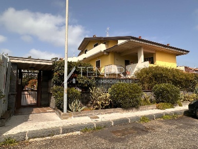 Foto Appartamento a Valverde di 177 m² con 8 locali in vendita