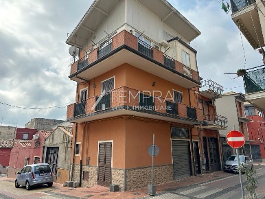 Foto Villa singola a Adrano di 180 m² con 7 locali in vendita