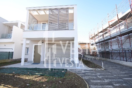 Foto Villa singola in Via Marconi, Lomagna Centro di 225 m² con 4 locali