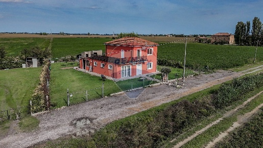 Foto Casa indipendente in Via Polesini, Tresignana di 162 m² con 7 locali