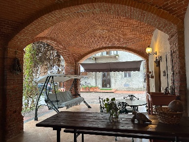 Foto Rustico in via Repubblica, Divignano di 305 m² con 9 locali in vendita