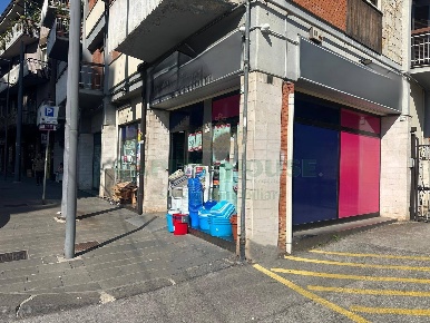 Foto Locale commerciale in Via Circumvallaizone, Avellino di 120 m²